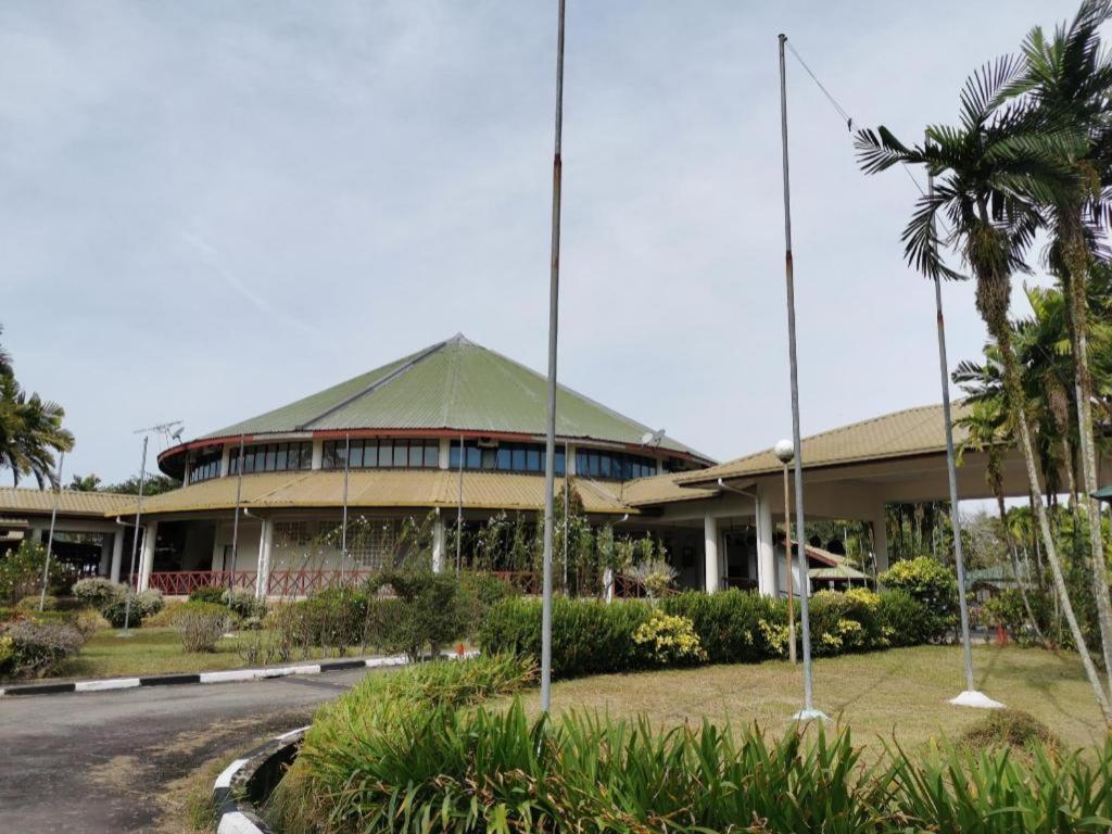 Oyo 89972 Borneo Paradise Beach Hotel โกตาคินาบาลู ภายนอก รูปภาพ