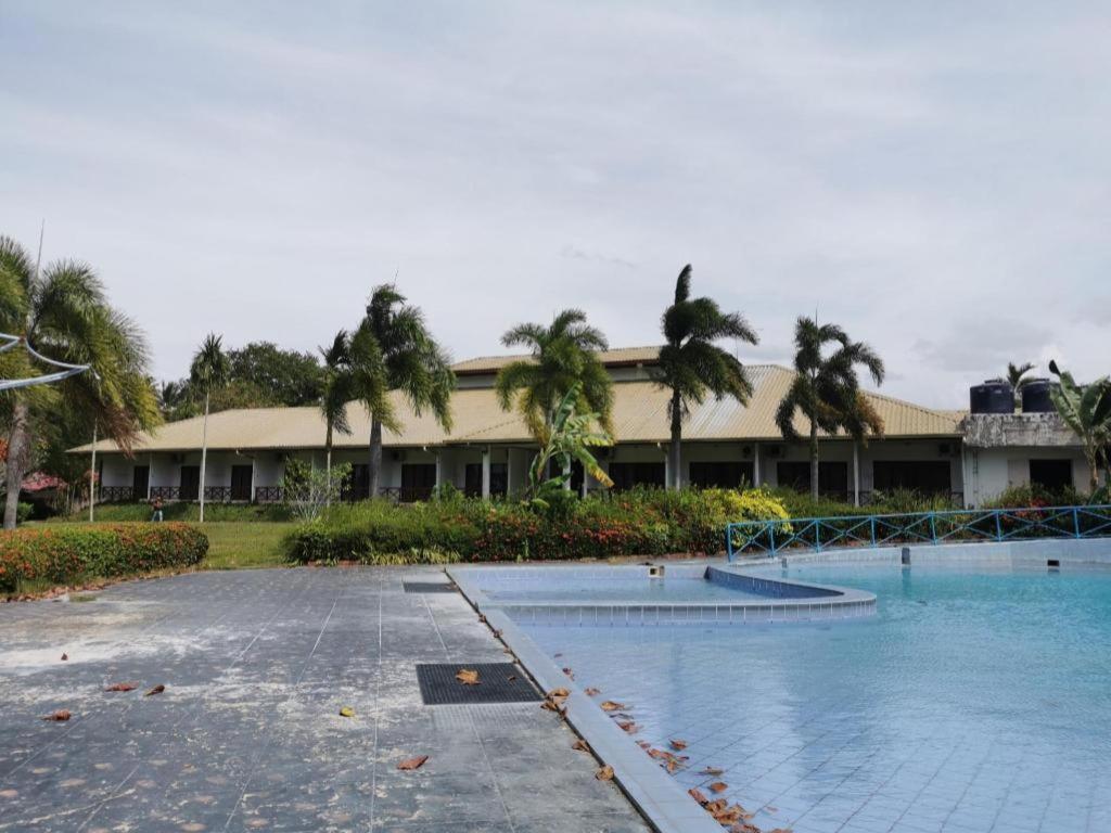 Oyo 89972 Borneo Paradise Beach Hotel โกตาคินาบาลู ภายนอก รูปภาพ