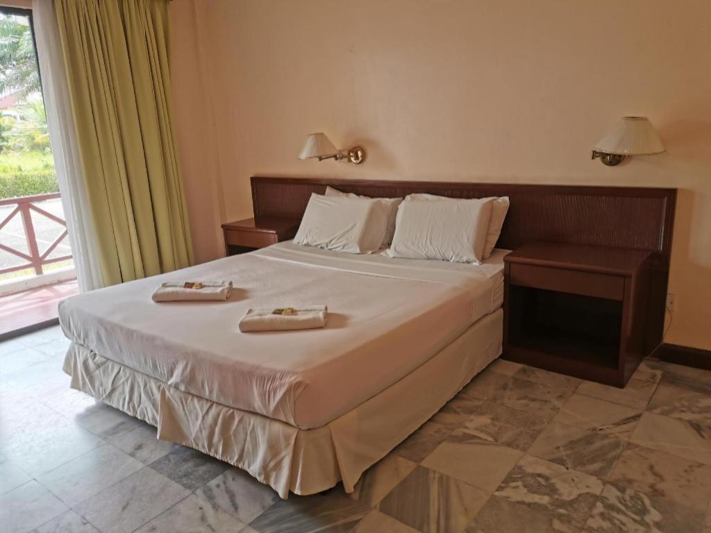 Oyo 89972 Borneo Paradise Beach Hotel โกตาคินาบาลู ภายนอก รูปภาพ