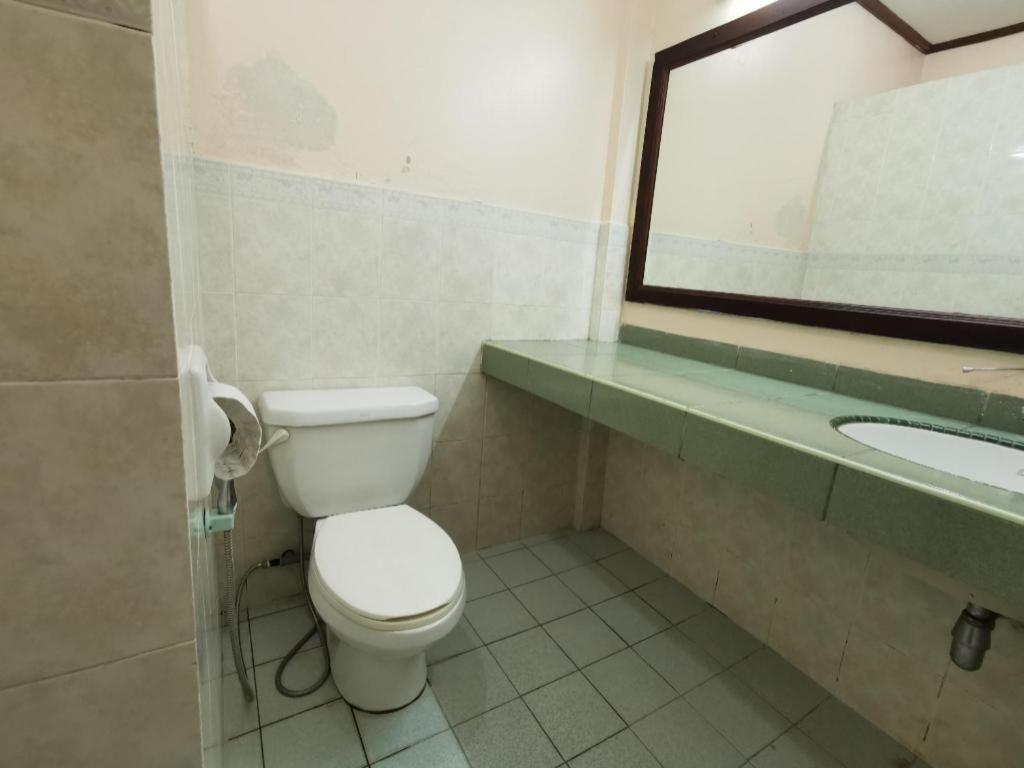 Oyo 89972 Borneo Paradise Beach Hotel โกตาคินาบาลู ภายนอก รูปภาพ